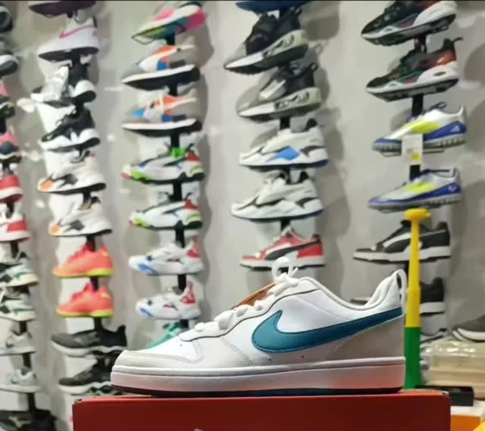A parede de tênis da loja, com um Nike Court Borough em cima da caixa